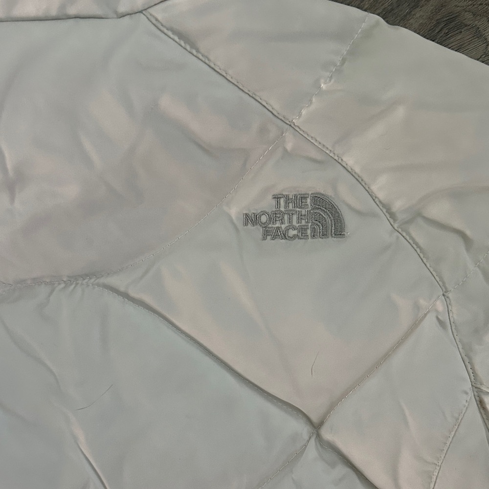 The North Face Women's White Puffer Jacket - Picture 10 of 11